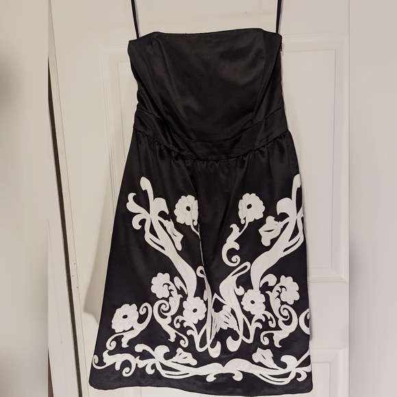 White House Black Market Dresses & Skirts - White House Black Market black and white floral strapless dress size 10